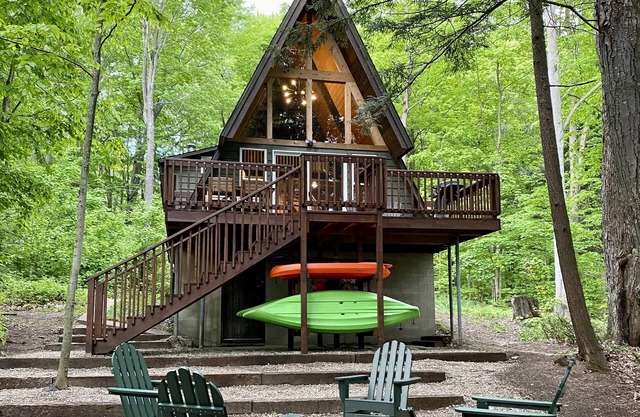 MichiganAFrame (Lago Manistee) Kalkaska, MI: ¡Disfruta los colores del otoño aquí! Capacidad 4, 2 kayaks incluidos