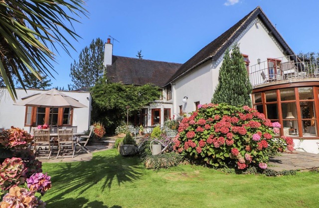 MICKLE TRAFFORD MANOR, pet friendly, with hot tub in Chester