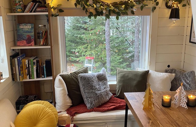 Micro house with spa, trails and wild river!