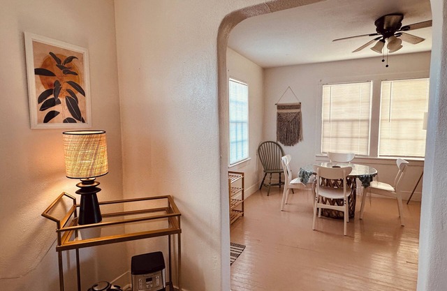 Mid-century Bungalow near Hot Springs for weekly/monthly rentals
