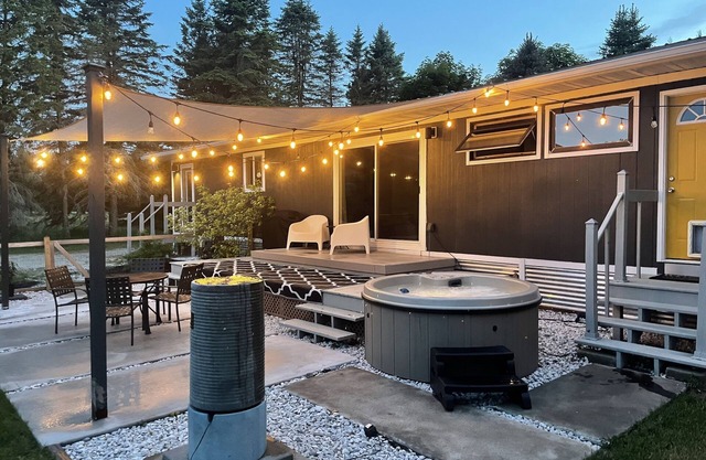 Mid Century Bungalow with a hot tub -15 miles to the heart of Traverse City