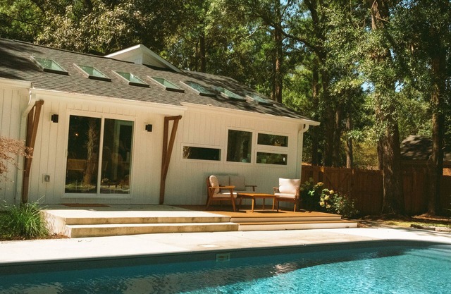 Mid-Century Coastal Escape- Heated Saltwater Pool - 9min to Wilmington Riverwalk