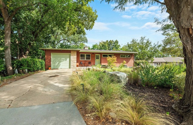 Mid Century Dream Escape! One mile to KSU sporting events!