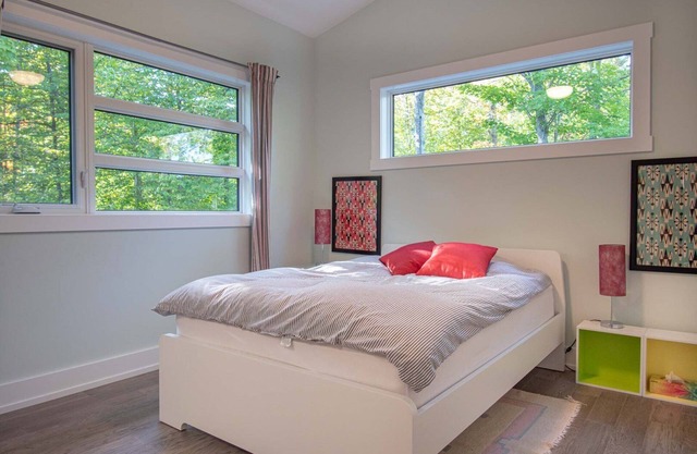 Mid-Century Enchantment- 3 bedrooms, 2 bathrooms, and 1 half bath in Parry Sound, ON