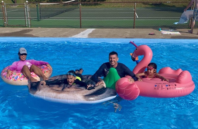Compuesto mediados de siglo en la magnífica playa de arena privada