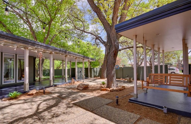 Mid-Century Modern Home with Fire Pit and Gas Grill!
