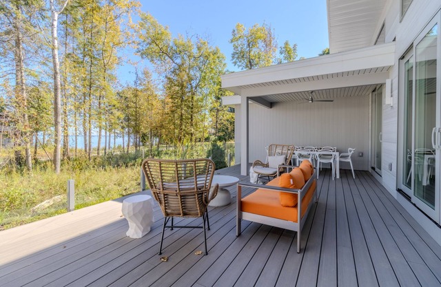 Mid Century Modern Newly Constructed home in Northport Sleeps 8