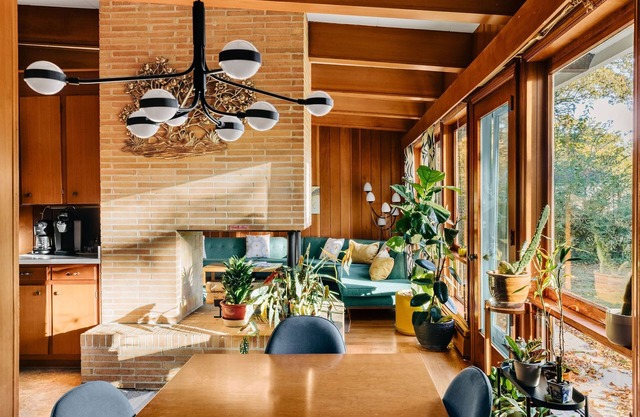 Mid Century Modern Time Capsule….3 miles to downtown Greenville!