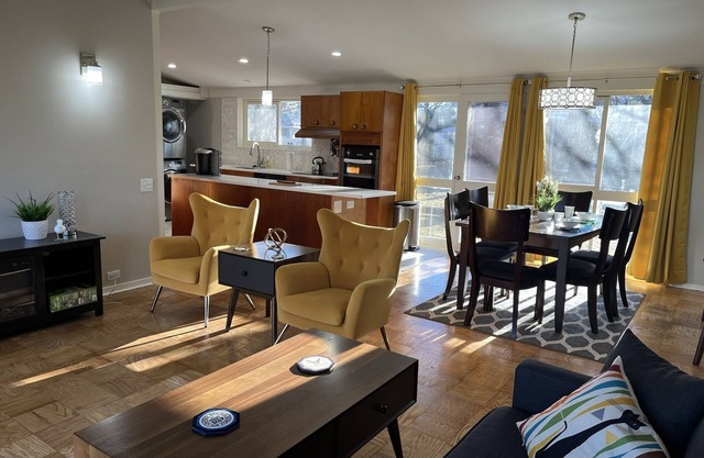 Mid Century Modern Cottage near Air Base and Hospital