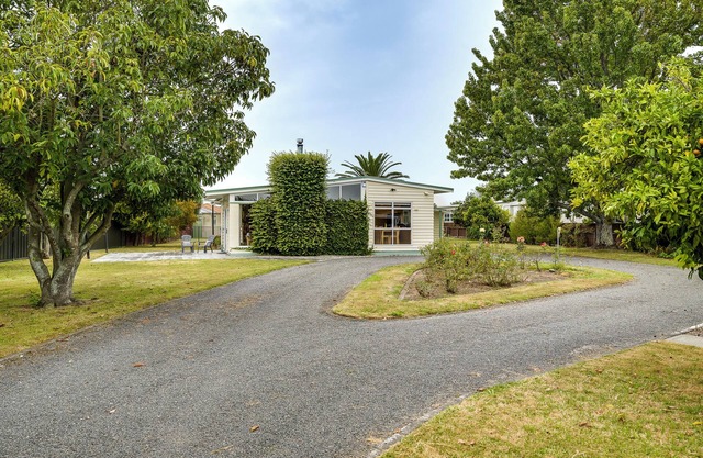 Mid Century Oasis - Hastings Holiday Home