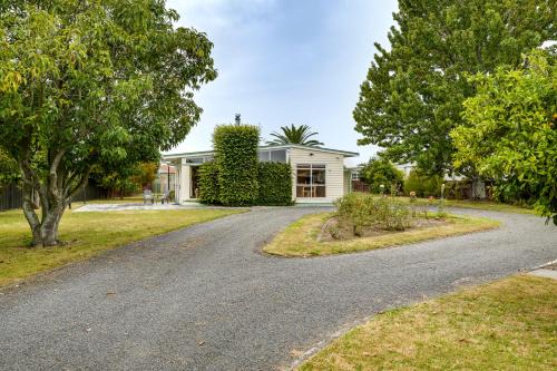 Mid Century Oasis - Hastings Holiday Home