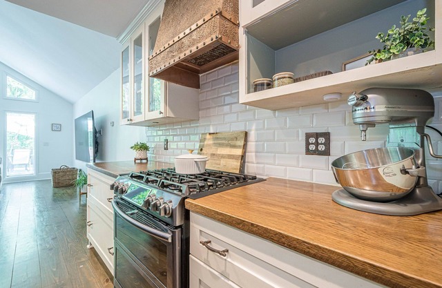 Mid- Century Retreat - Perfect for Families 4BD/2BR
