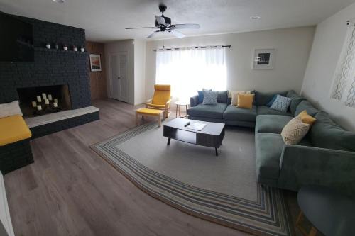 Mid-century rural ranch house minutes to the strip