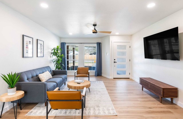 Mid Century S. ATX Oasis-Sleeps 8, Office & Pets!