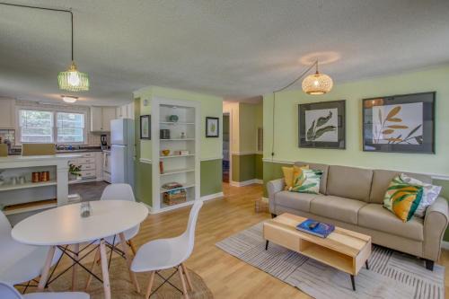 Mid-Century Wilmington Cottage 3 Mi to Riverwalk