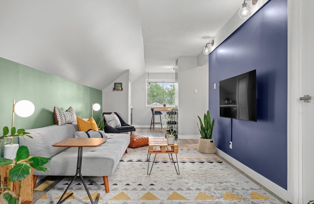 Mid Century Zen, 1 BR, Comfy Queen Bed. Near DT.