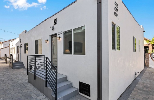 Mid-City Miracle Mile Cozy 1 BR Apt + Parking, Prime Central Location