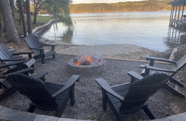 Mid-lake spacious cottage w/amazing views, deep water, protected swimming area.