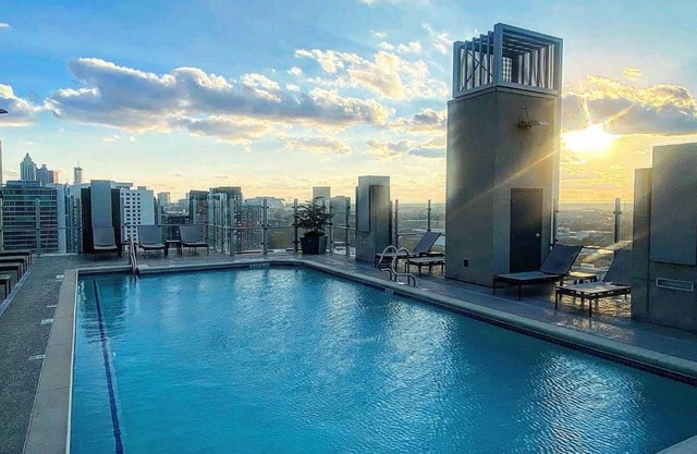 Mid-town Luxury Apt High Rise Gym Pool Parking