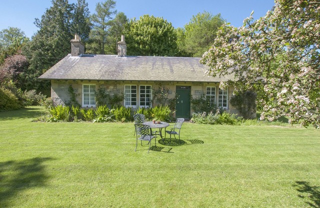 MIDDLE COTTAGE - TARVIT, pet friendly, with open fire in Cupar, Fife