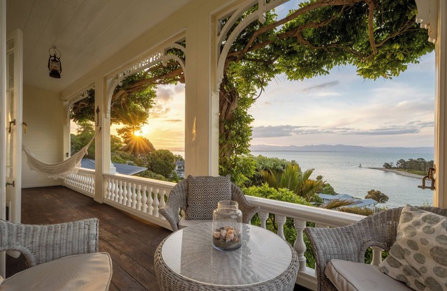 'Middle Earth - Te Whare Rangi' - Private Room in Nelson Waterfront