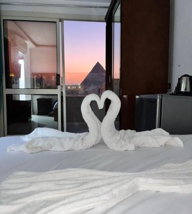 Middle East pyramids veiw &jacuzzi