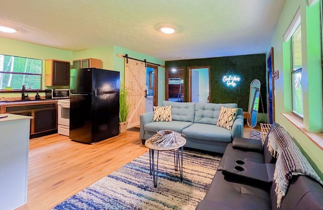 Midnight Hideaway! Perfect Family or Date Night Getaway!