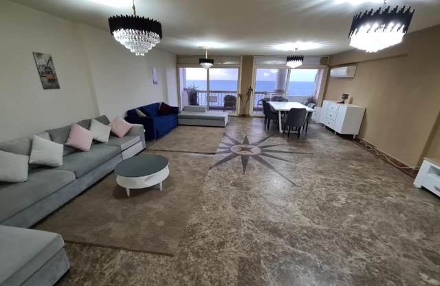Midpoint Sea View - families only