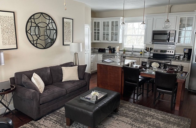 Midtown Apt - 2Bed / 2Bath - ¡Jacuzzi privado y patio! - Cerca de Pearl y Dtwn