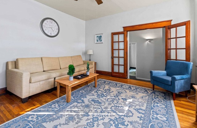 Midtown Apt Near Downtown&U of C - Hangout Unit 1