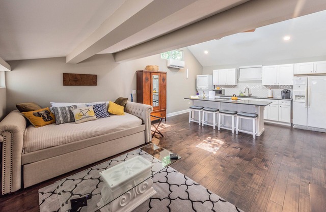Midtown Backyard Guest House (Studio)
