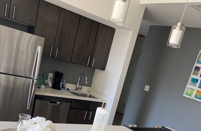 Midtown- Brookside| 2bedroom| Roommate Style W/Balcony