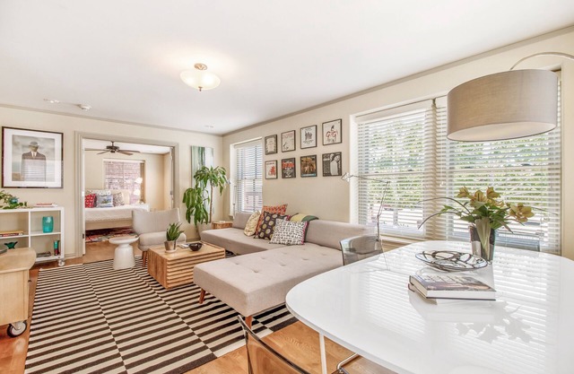 Midtown Light Filled Elegante Walkable en todas partes