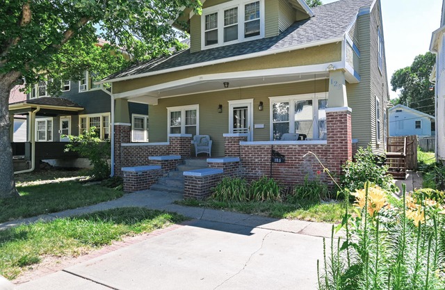 Midtown Manor: Full Kitchen + A/C + Backyard + Washer & Dryer
