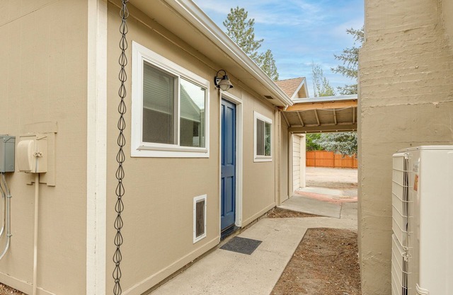 Midtown Reno 1br W/share Hot Tub & Backyard