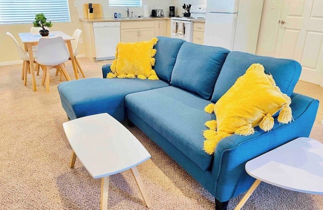 Midtown Townhouse 3TVs Fast WiFi 2 Baths Sleeps 6