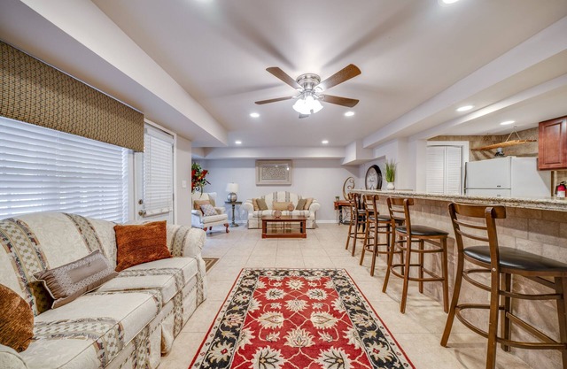 Mighty Mansion w / 3,300 SF - 9 minutos del centro + NCSU. 8 camas ¡Ideal para grupos!