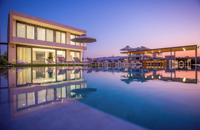 Villa de lujo frente a la playa con piscina infinita de 100m2 y jacuzzi en la playa