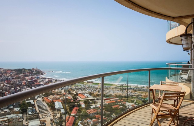 MIKLAT Luxury Condo & Spectacular View by FeelHome