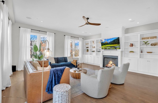 Furnished Luxury Condo only 1 Mile from Downtown - Monthly