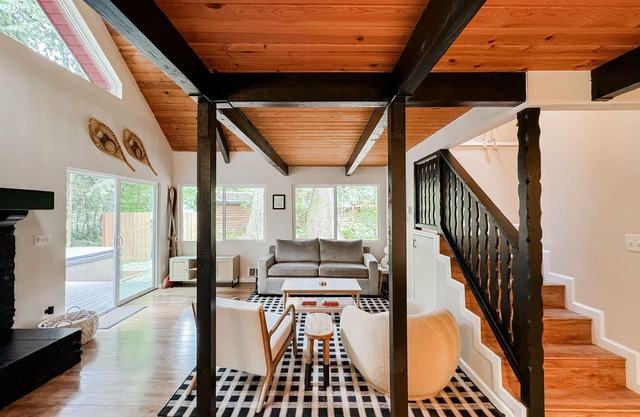 Miley's Mountain House-- 25 min from Stevens Pass, creek side firepit, hot tub
