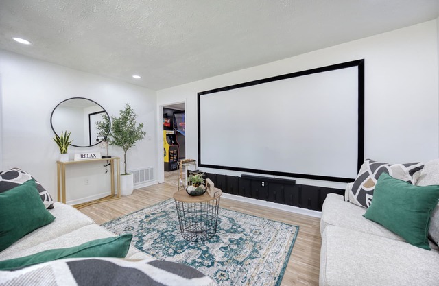 Military in Style/Movie Room /Game Room Minutes from Ft. Benning & Downtown area