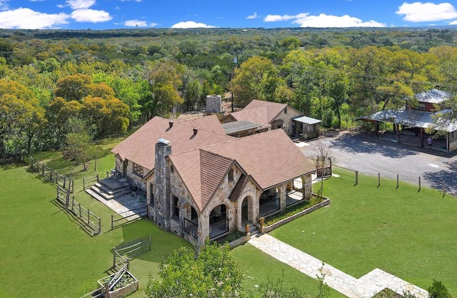 Milk Bath Springs House | Pet Friendly - 1930's inspired Retreat!