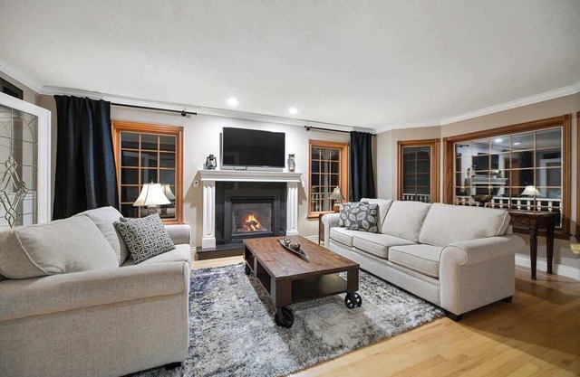 Mill Bay Manor - 3 Bedroom Cowichan Valley Garden Retreat with Hot Tub