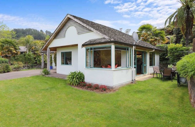 Millar's Hideaway | Super Cute + Great Lake Views