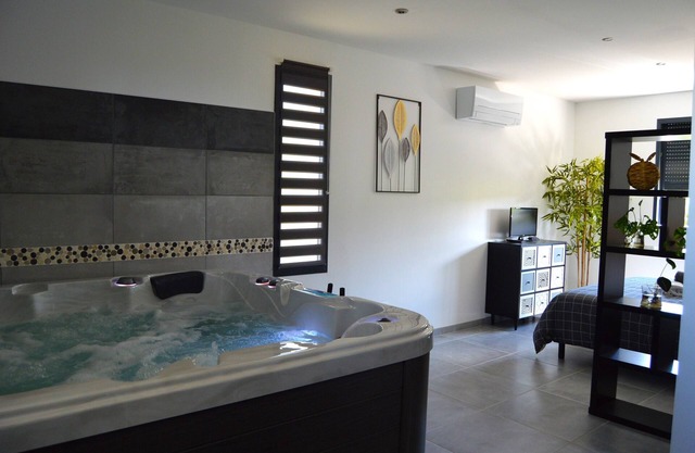 Mille & un Iris Villa de Vacances Avec Jacuzzi à la Campagne