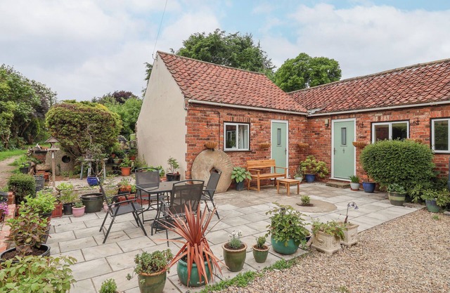 MILLERS COTTAGE, pet friendly, with a garden in Malton