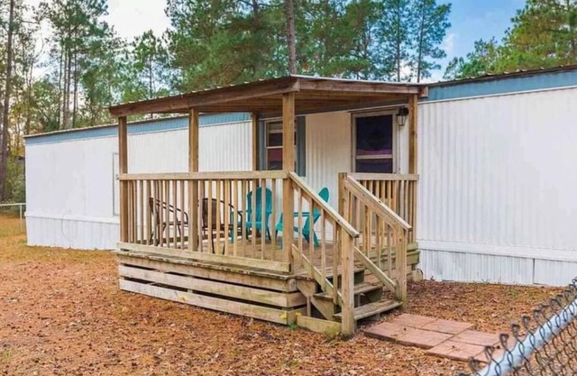 Millers Landing, 5 minutes from Humphrey boat ramp. Swimming pool/tennis courts