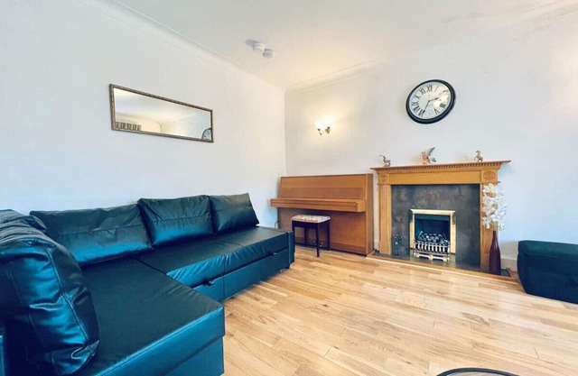 Millerston House - on the edge of Glasgow with Parking