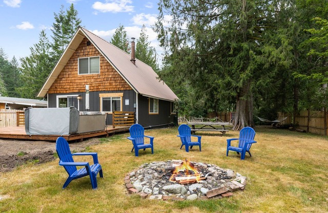 Millie's charming pet friendly cabin w/ wifi, fenced yard by hikes & Stevens Pass